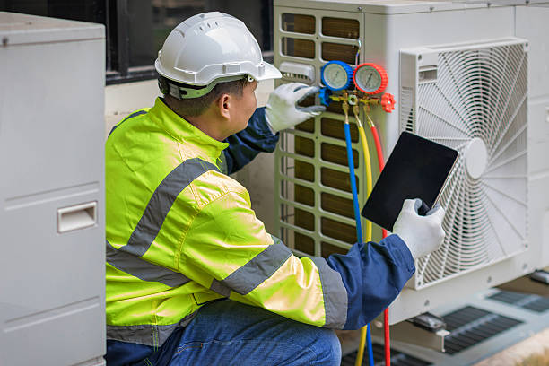 Professional Emergency Hvac Repair technician working in La Vernia, TX